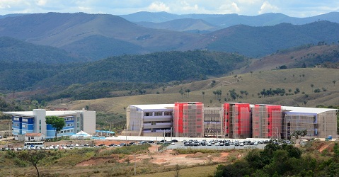 Panorâmica do prédio da Unifei em abril de 2013